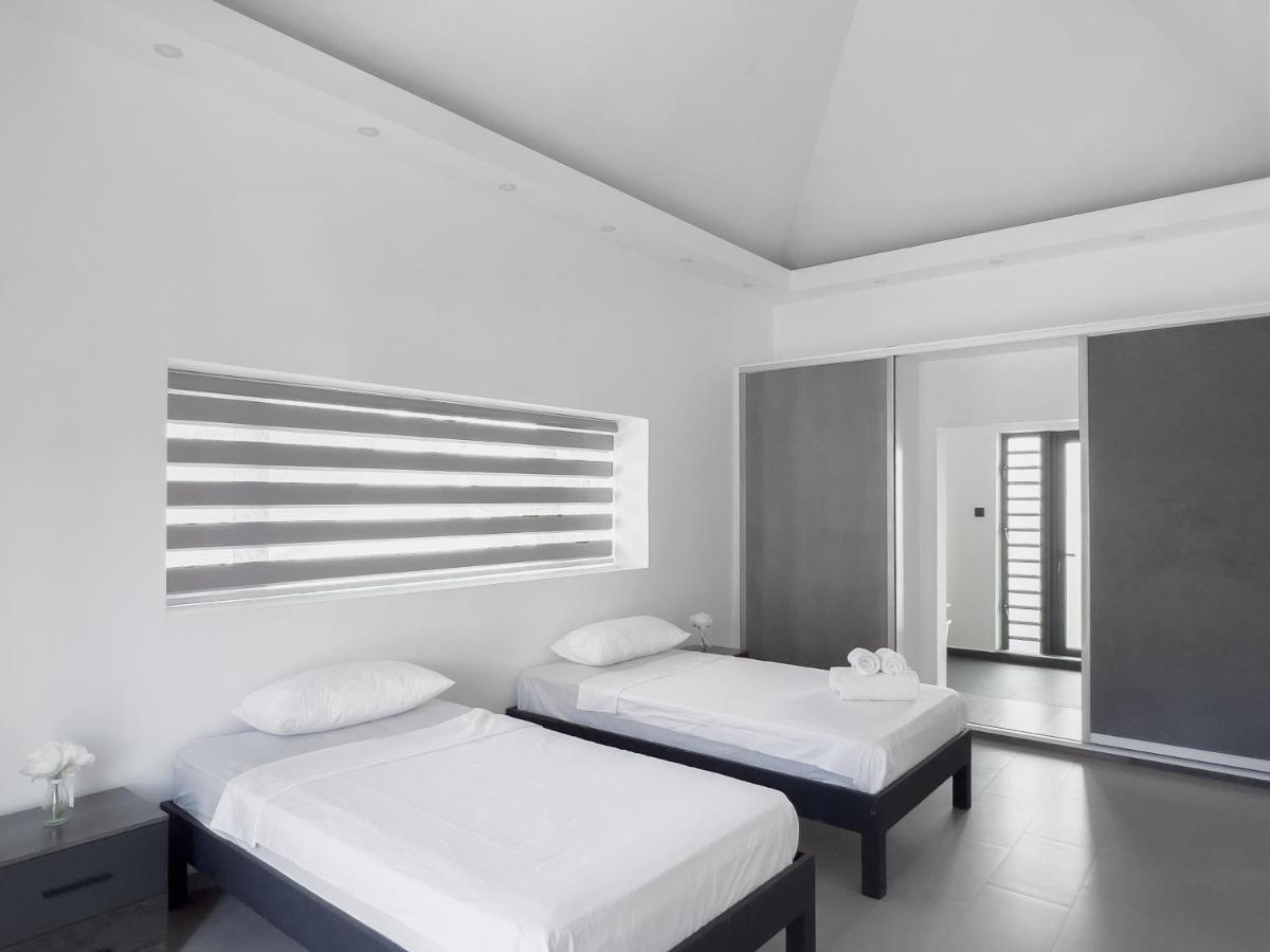 Spacious 4 Bedrooms Villa With Infinity Pool グランベ エクステリア 写真